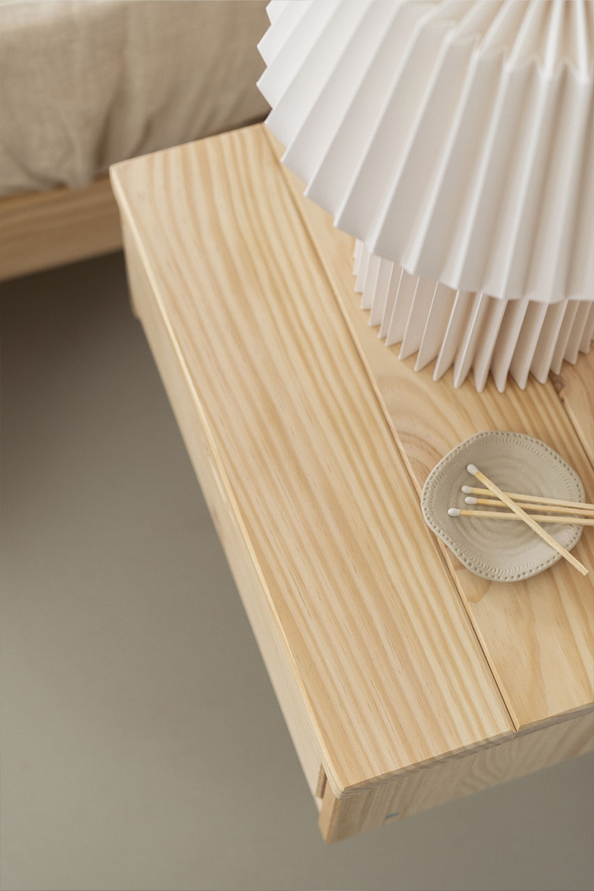 Imagen de ambiente 3 para:Mesita de noche de madera maciza con un caj&oacute;n